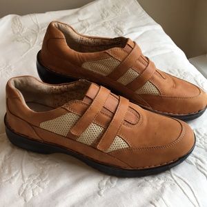 Sofft brown tennis shoes